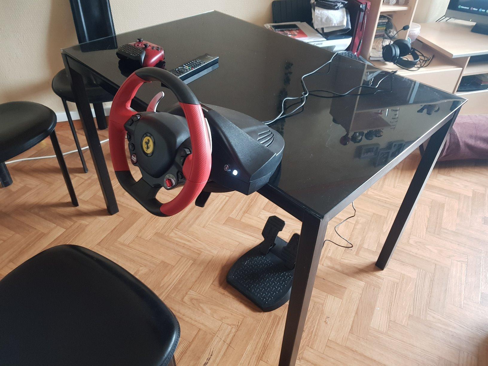 Thrustmaster Ferrari 458 Spider Volant Xbox avec Pédales